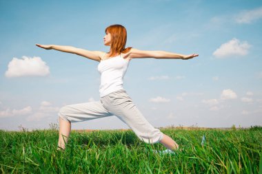Genç Kız parkta yoga yaparken