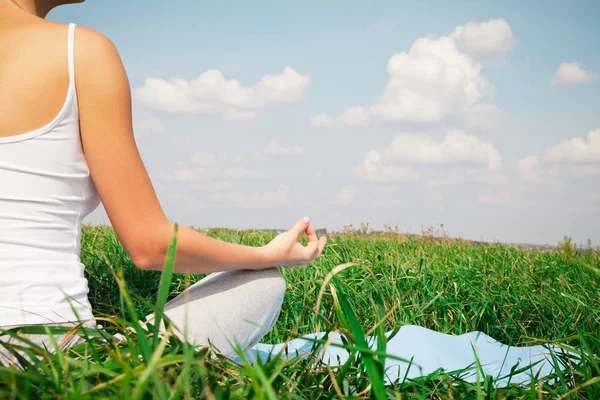 Chica joven haciendo yoga pose de loto en el parque — Foto de Stock