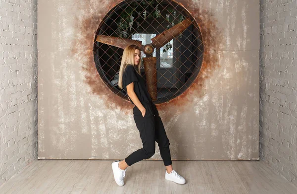 Bailarina de danza callejera sobre fondo texturizado — Foto de Stock