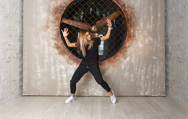 Bailarina de danza callejera sobre fondo texturizado — Foto de Stock