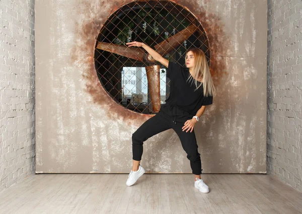 Bailarina de danza callejera sobre fondo texturizado — Foto de Stock