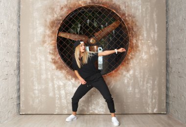 Sokak dansı kız dansçı dokulu arka plan üzerinde