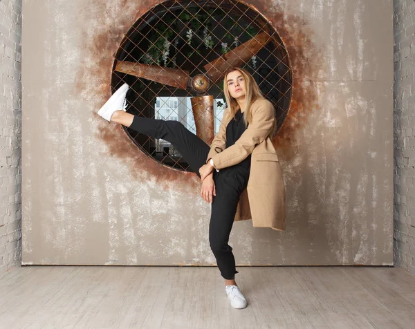 Bailarina de danza callejera sobre fondo texturizado — Foto de Stock