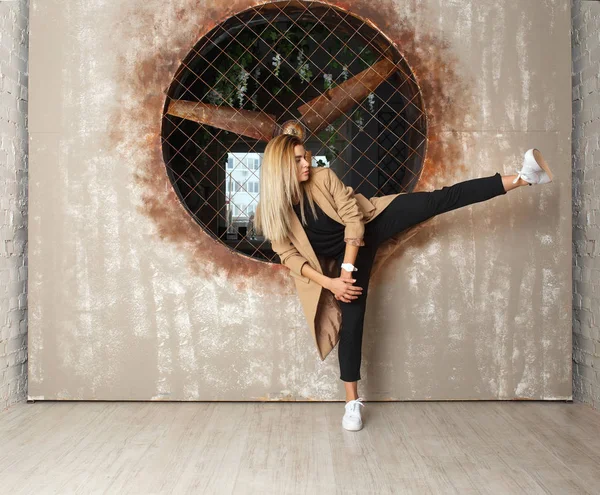 Bailarina de danza callejera sobre fondo texturizado — Foto de Stock