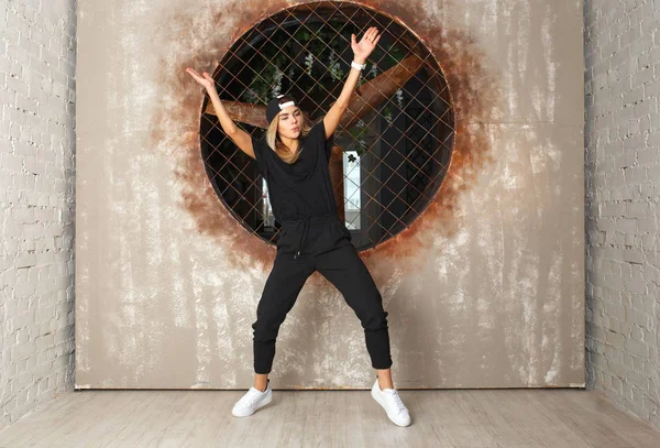 Bailarina de danza callejera sobre fondo texturizado — Foto de Stock