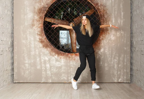 Bailarina de danza callejera sobre fondo texturizado — Foto de Stock