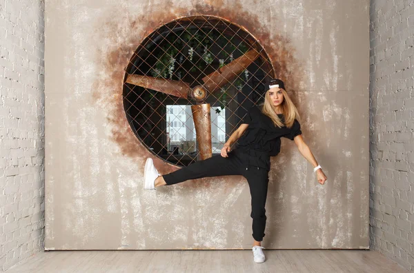 Bailarina de danza callejera sobre fondo texturizado — Foto de Stock