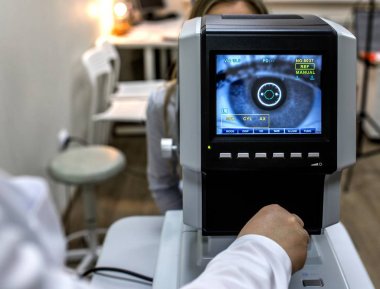 Optik aletler görme inceliyor