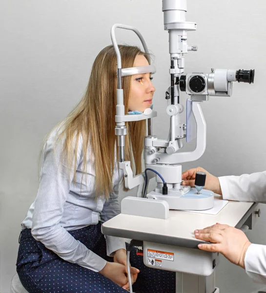 Atención optometrista examinando paciente femenina en lámpara de hendidura en clínica oftalmológica — Foto de Stock