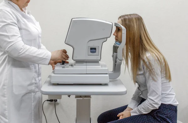 Oftalmología - oftalmólogo comprueba los ojos de una niña — Foto de Stock