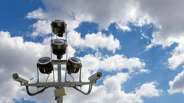 Duas câmeras de segurança contra o céu azul — Fotografia de Stock