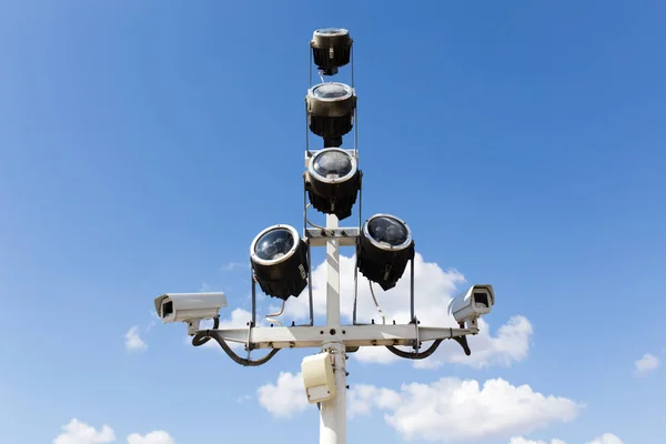 Deux caméras de sécurité contre le ciel bleu — Photo