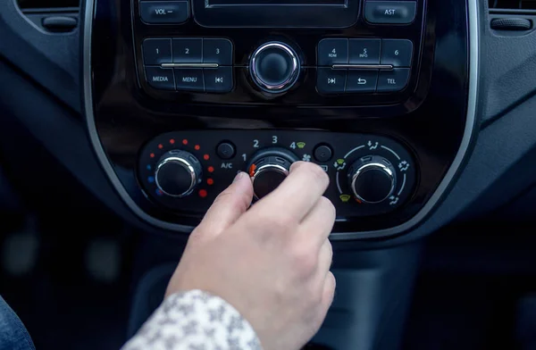 Pulsador de mano masculino en coche moderno — Foto de Stock