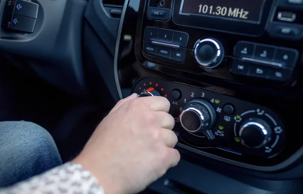 Мужская кнопка ручного нажатия в современном автомобиле — стоковое фото