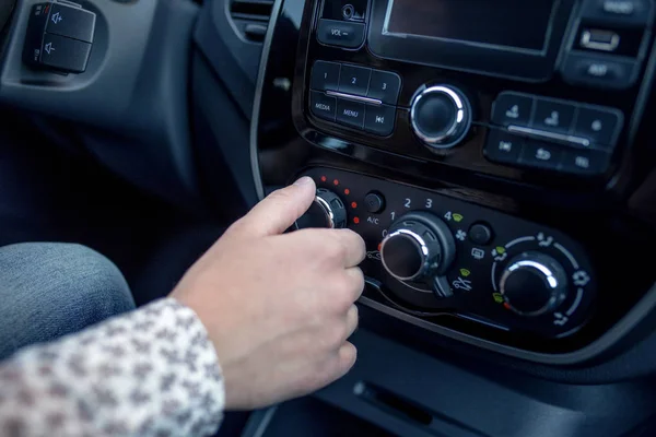 Męskiej dłoni naciskając przycisk w nowoczesny samochód Zdjęcie Stockowe