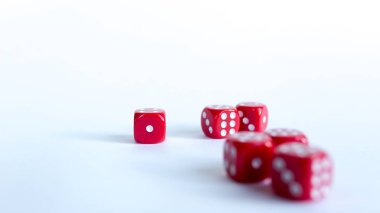 Beyaz bir arka plan üzerinde yakın çekim yeşil dices