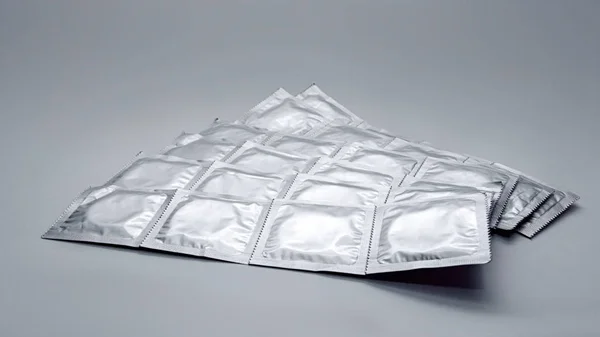 Paquete de condones sobre un fondo gris — Foto de Stock