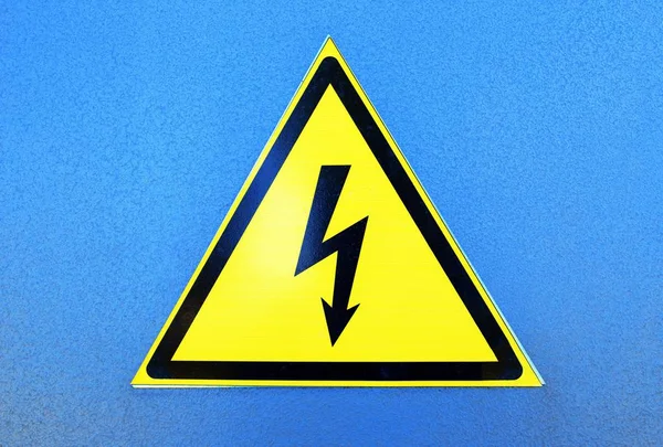 Yüksek gerilim işareti mavi metal plaka üzerinde — Stok fotoğraf