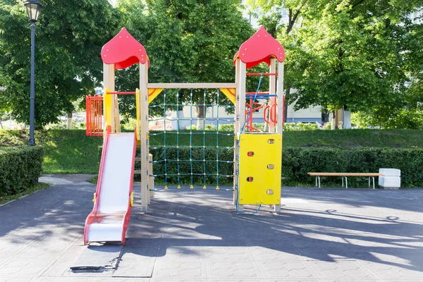 Zona de juegos para niños en el parque de la ciudad — Foto de Stock