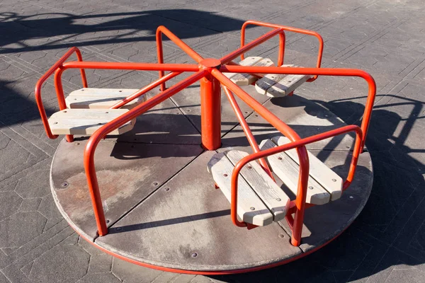 Carrusel de niños mayores en el parque infantil — Foto de Stock