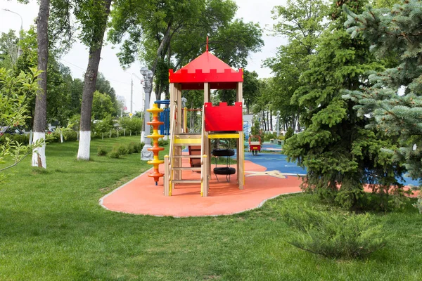 Zona de juegos para niños en el parque de la ciudad — Foto de Stock