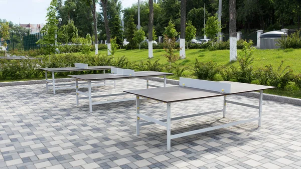 Деякі столи для пінг-понг у громадському парку Ліцензійні Стокові Фото