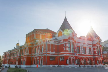 Samara, Rusya - Haziran, 2017: Cephe Samara Rusya Dram Tiyatrosu. Kasaba yatay, tarihi tiyatro ve mavi gökyüzü