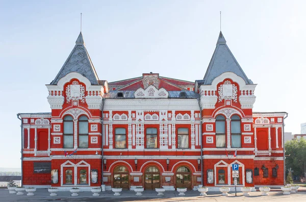 Samara, Ryssland - juni 2017: Fasad av drama theater i Samara i Ryssland. Staden landskap med historiska theater och blå himmel Royaltyfria Stockbilder