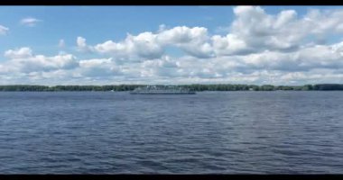 Gemi güneşli bir yaz Nehri boyunca hareket