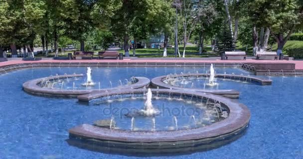 Fountain on quay of river Volga in the city Samara in Russia — Stock Video