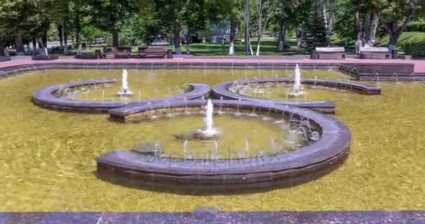 Fontana su argine di fiume Volga nella città Samara in Russia — Video Stock