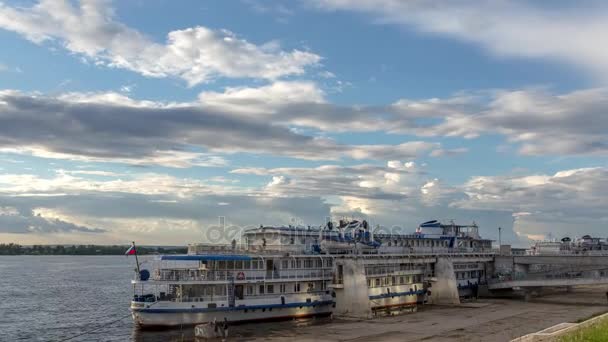 Речные круизные пассажирские суда на швартовке по Волге в Самаре, Россия. Волга - самая длинная река в Европе — стоковое видео