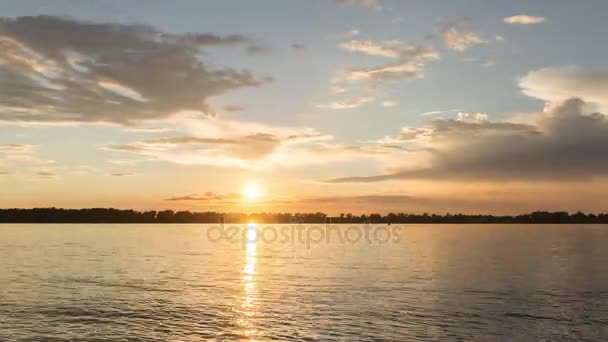 Západ slunce na řece — Stock video