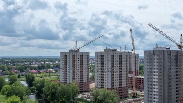 Construção de novos edifícios residenciais — Vídeo de Stock