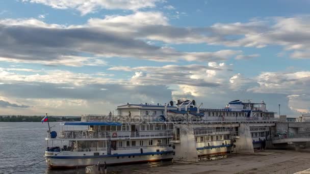 Navires de croisière fluviale à passagers amarrés sur la Volga à Samara, Russie. La Volga est le plus long fleuve d'Europe — Video