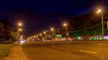 Gece kentinde araba trafiği