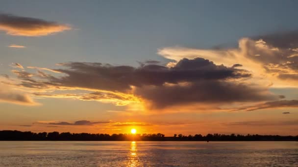 Sonnenuntergang auf dem Fluss — Stockvideo