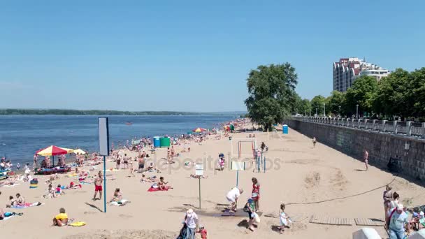 Nyaraló Napozzon a homokos strand, a Volga-folyóra, Samara idő telik el a nyári nap — Stock videók