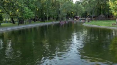 Gölün bir katamaran üzerinde bir parkta yürüyüş