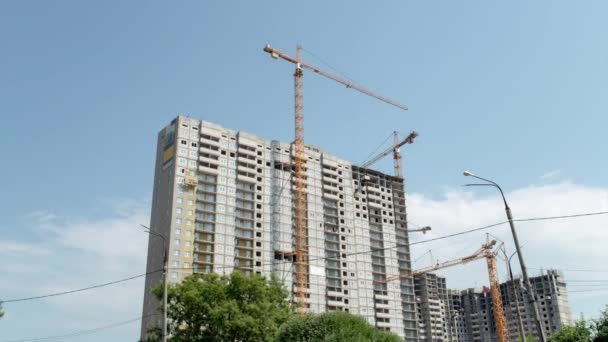 Construcción de nuevos edificios residenciales de gran altura — Vídeo de stock