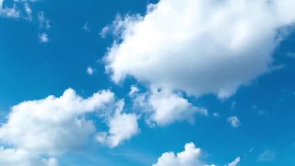 Bewegende wolken en blauwe hemel — Stockvideo