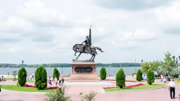 Monumento al principe Grigory Zasekin. Bancario del fiume — Video Stock