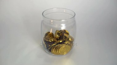 Altın Bitcoin sikke bir kumbara düşmek.