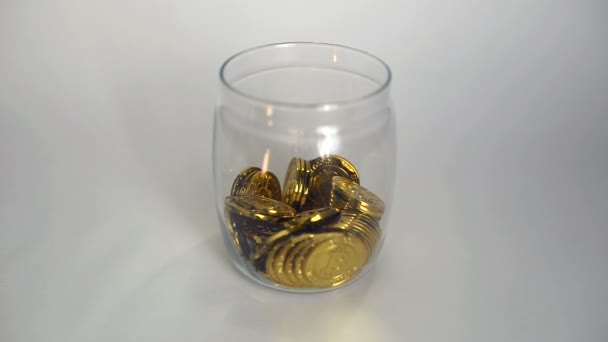 Goldene Bitcoin-Münzen fallen ins Sparschwein. — Stockvideo