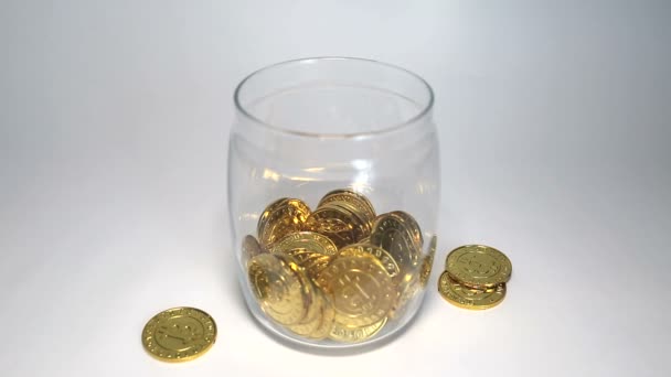 Bitcoin の黄金のコインが貯金箱に落ちる. — ストック動画