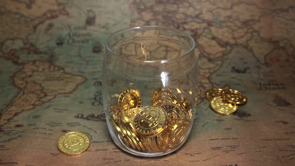 Las monedas de Bitcoin de oro caen en una alcancía . — Vídeo de stock