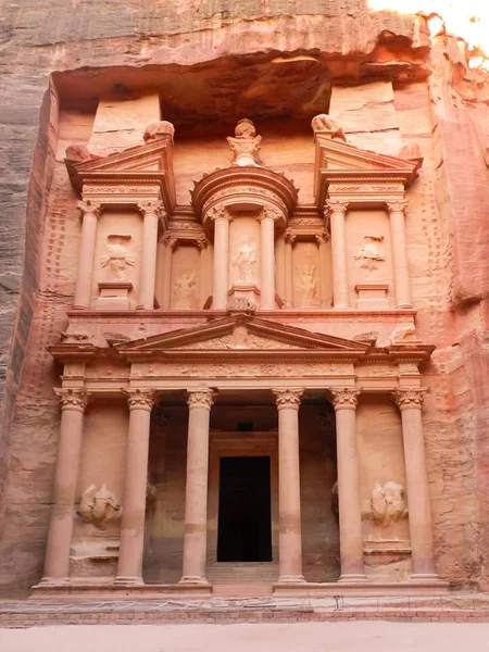 Belle vue frontale de trésorerie Petra — Photo