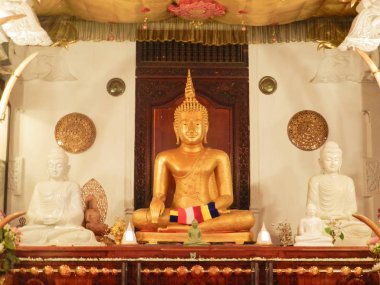 Kandy tapınağında güzel Buda heykeli