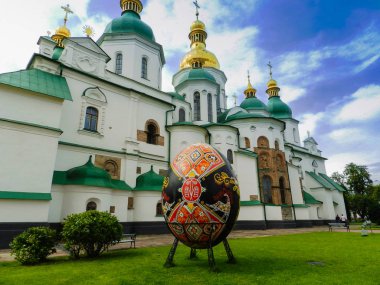 Katedralin önünde güzel boyalı Paskalya yumurtası