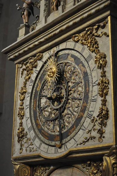 Die Uhr in der Kirche — Stockfoto